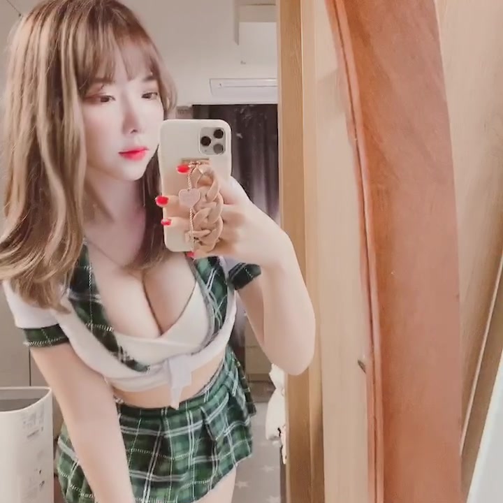 【JKコスプレ姿で自撮りをする巨乳おっぱい韓国美女！】틱톡 처음해보는데 알려주세용🥺 #추천 #추천떠라 #추천뜨게해주세요 #추천추천 #추천뜨면알려주세요