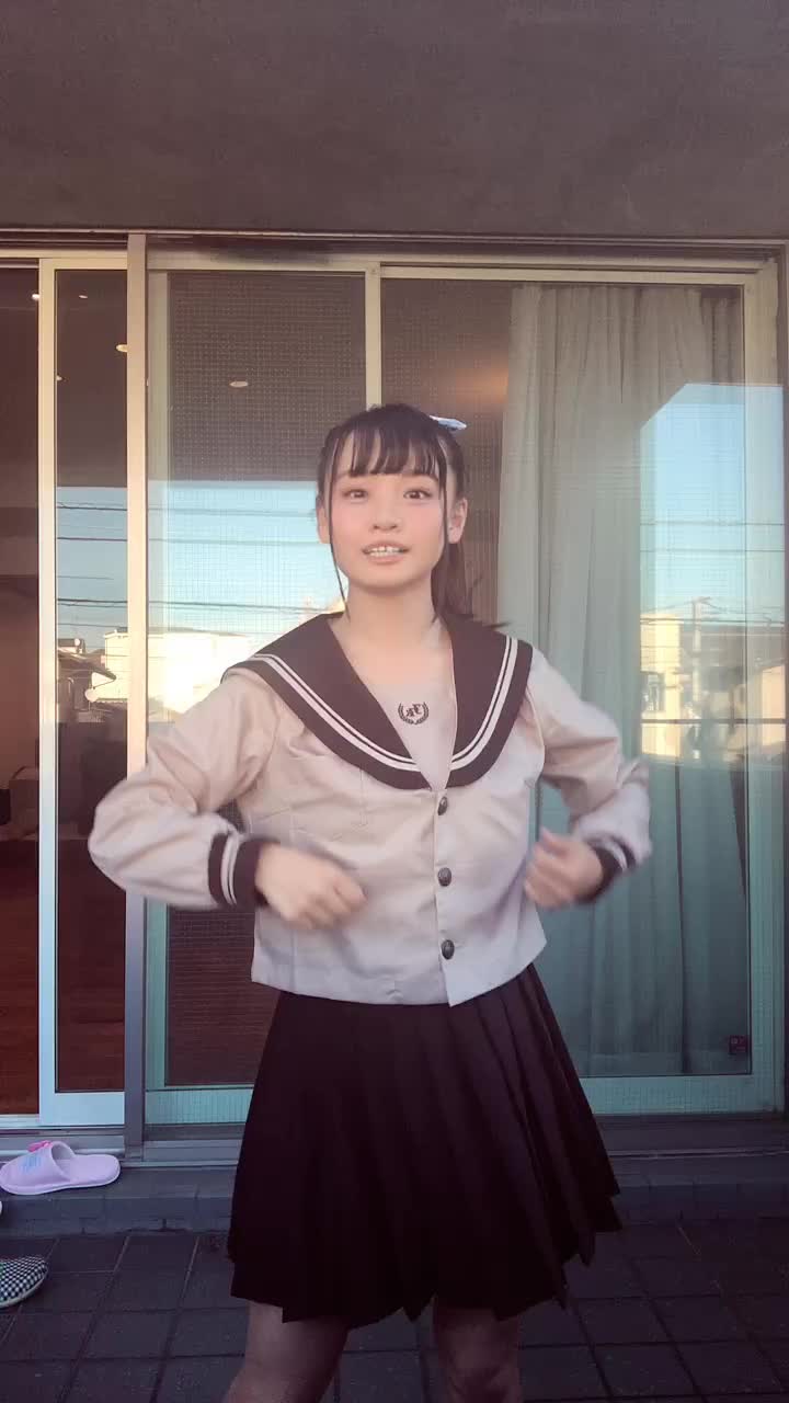 【JKセーラー服美少女】【花音うらら】下にスク水来てるのバレる😆💧笑。ゆるゆるダンス悪しからず🙏 #ハロプロ #ハロプロダンス