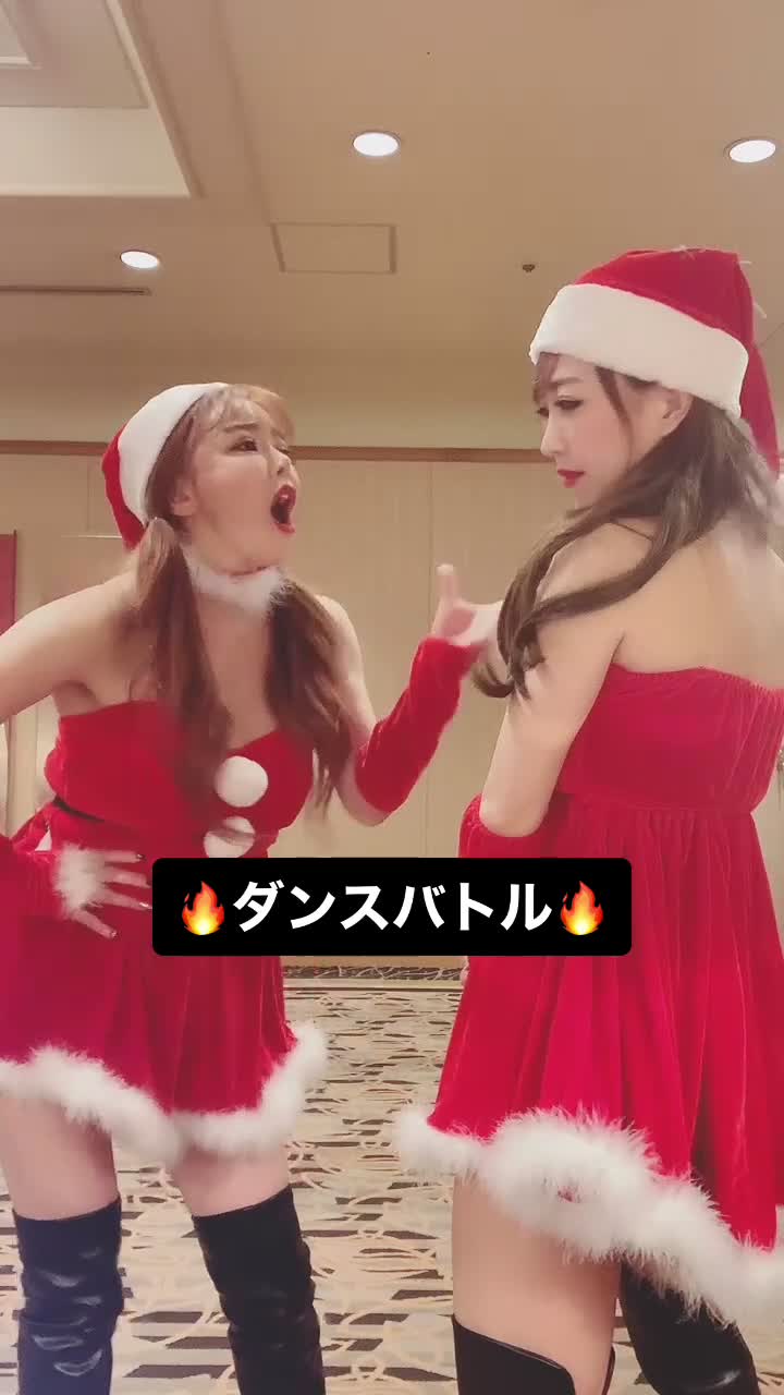 【サンタギャルの激しいダンス】ダンスバトル⚡️果たしてどっちが勝ったのか！？@angeliy_quinn #TikTokXmas #サンタ#サンタコスプレ