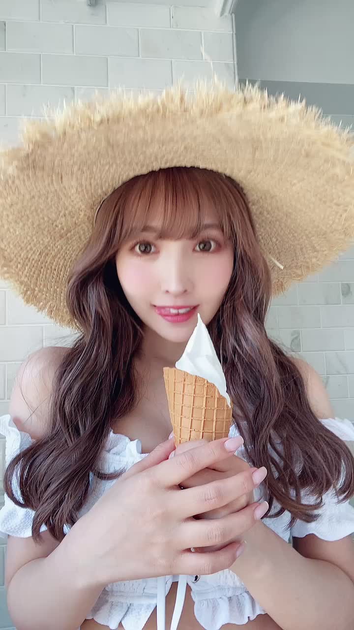 【麦わら帽子姿が超絶可愛い！】【三上悠亜】😋🍦#アイスクリームが溶けるその前に