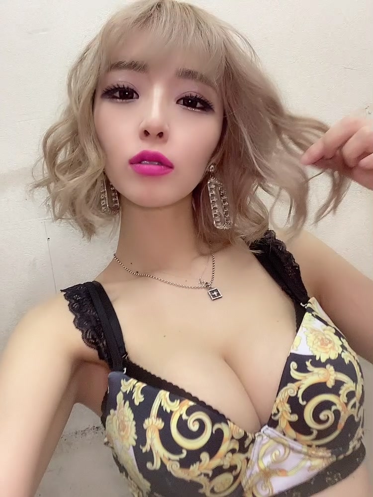 【美人ギャル】#bikini #金髪ボブ #新宿 #歌舞伎町 #ダンサー #趣味垢