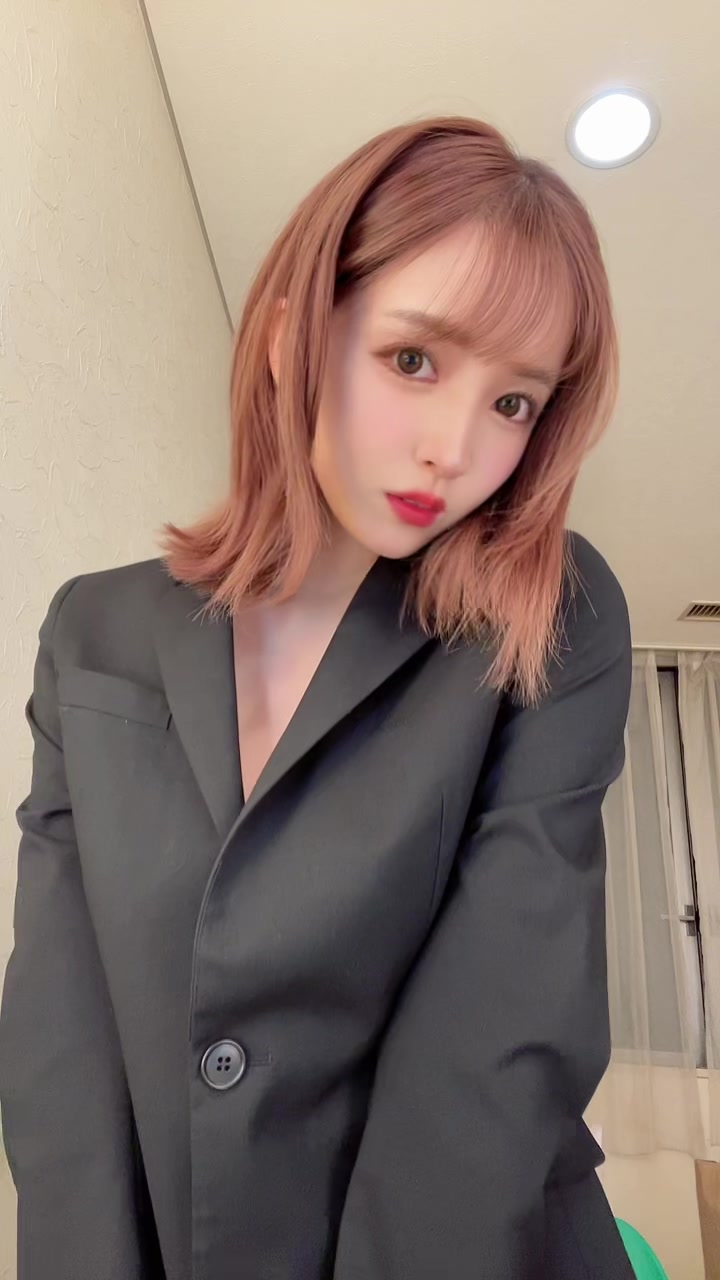 【綺麗な谷間のセクシー美女！】【三上悠亜】どこ見てたの👶🏻