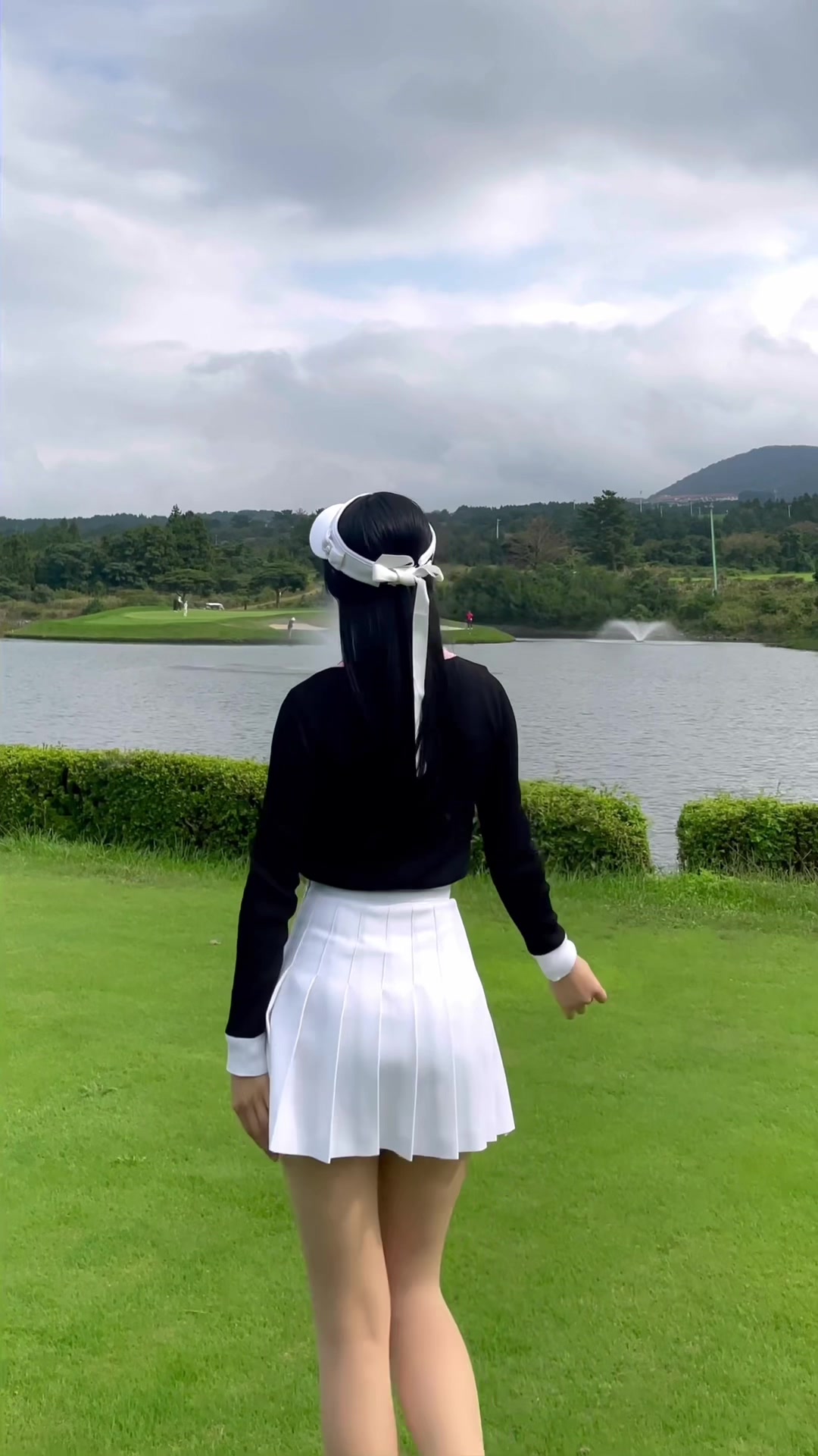 【サラサラロングヘア＆ミニスカ美脚のゴルフ美女】#golf #김오리🐤 #trending #운동하는여자 #골프틱톡