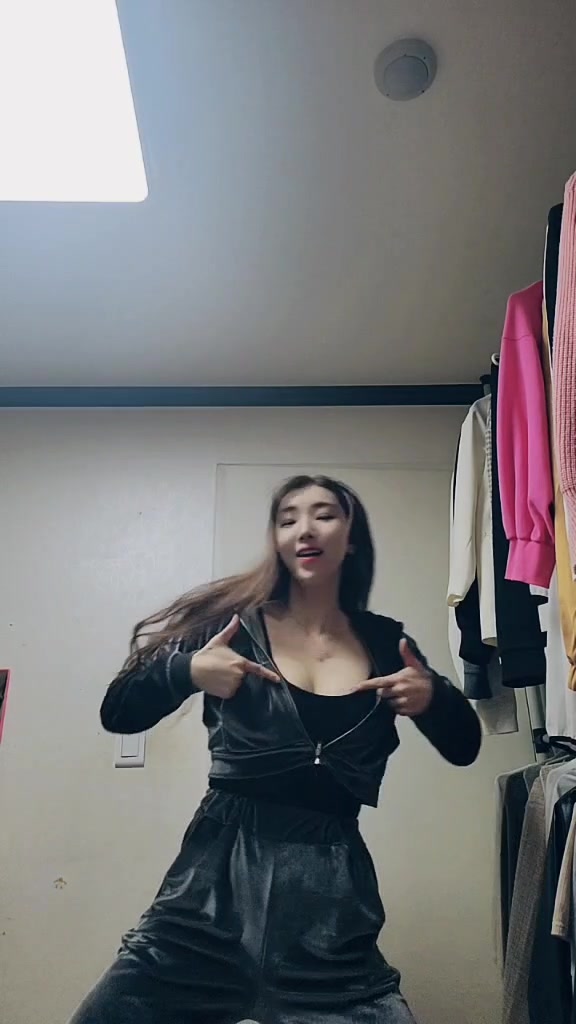 【乳揺れS級美女の激しいダンス！酔っぱらい♡】만취상태쮜니♡#jessi #만취 #숙취 #알코올 #집 에옴 #틱톡의삶 #제시줌챌린지 #제시줌 #zoom #챌린지크리에이터