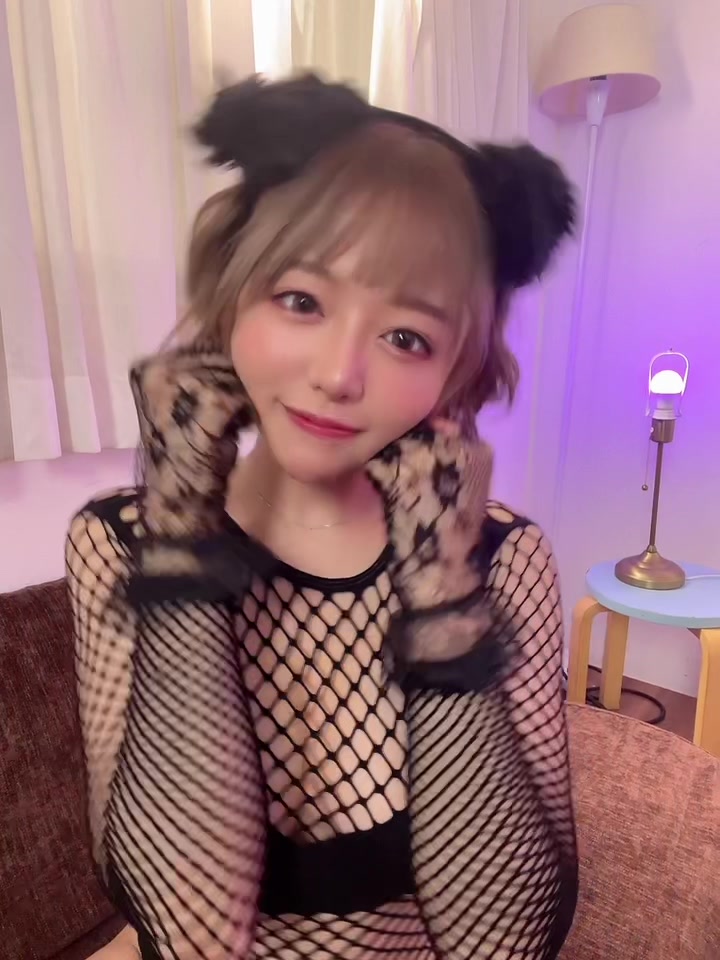 【谷間が透けて見えてる猫パンチ美女！】【浜崎真緒】#maohamasaki #はままおちゃんねる #猫のいる暮らし