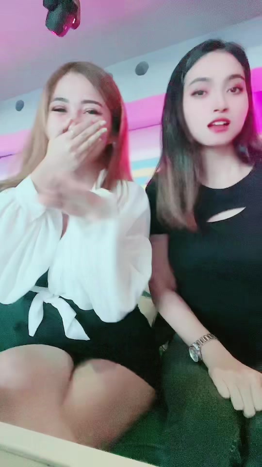 【美脚美女とその友達のダンス！】【Caroline】goyangin aja bestie @yuk251 🤣🤣 age シ #FlexYourFreestyl シ シ゚viral dongggggggg viraltiktok🖤シ゚☆♡ 