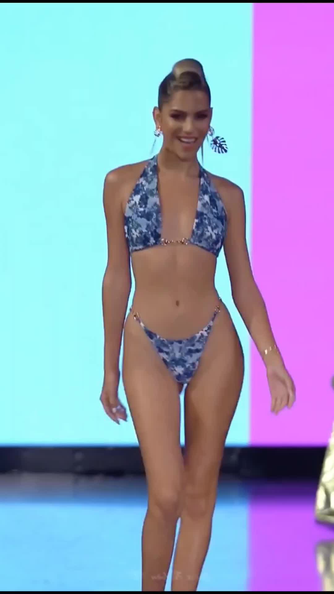 【ビキニが似合うランウェイモデル美女！】Bikini beauty walk show