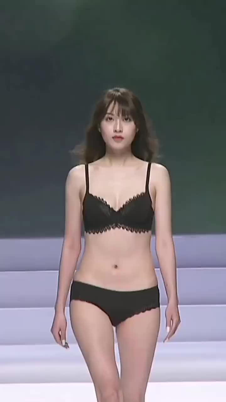 【ランジェリー黒下着のランウェイモデル美脚美女！スタイル極上だね！】#👙