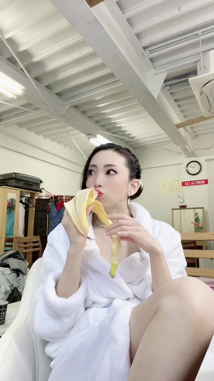 【美白美女！】【妃ひかり】もぐもぐ🍌✨#banana #eating #バナナ