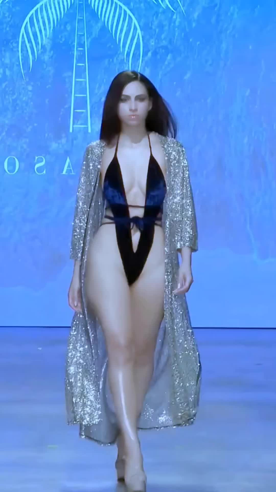 【ランウェイモデル美女たち！美脚に目が行く！！】Bikini Beauty Show