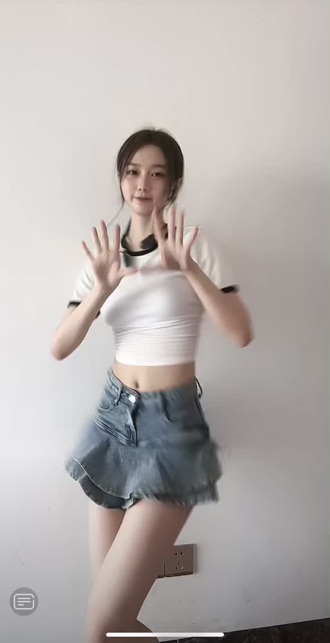 【スレンダー美少女の腰振りくねくねダンス！めっちゃ美脚やな～】#grils