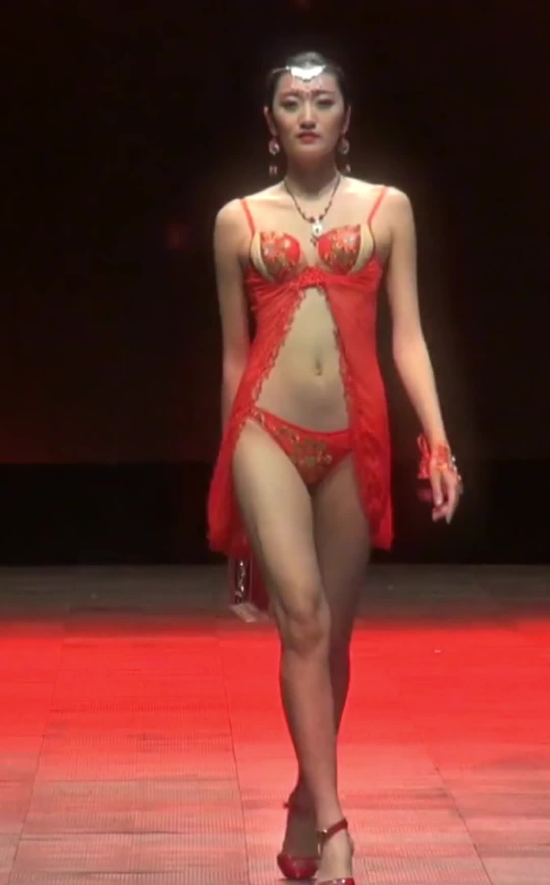 【真っ赤なセクシーランジェリーでランウェイを歩くアジアンビューティモデル美女】58#model #show #模特 