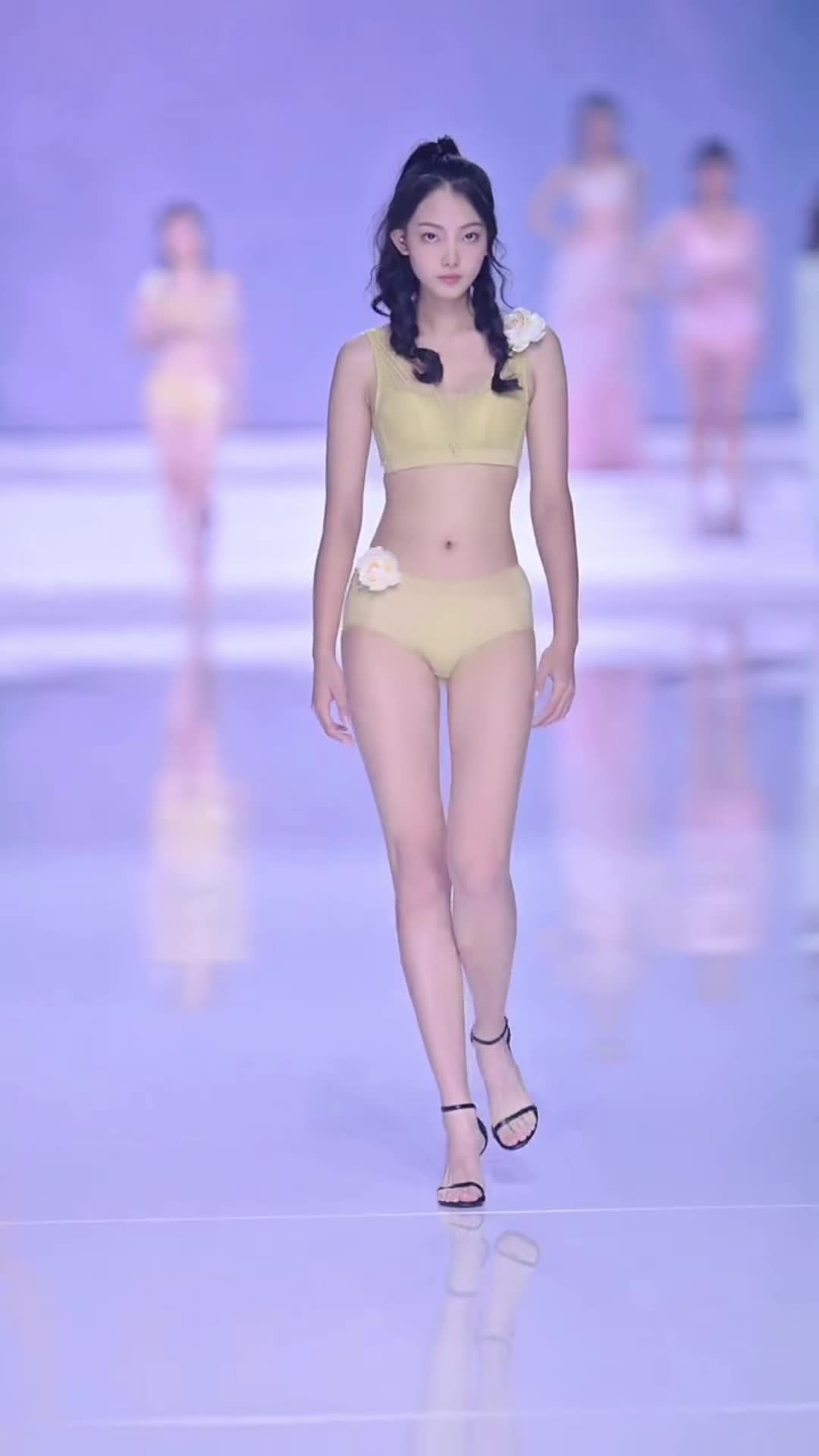 【黄色いランジェリー下着姿でランウェイを歩くスレンダー美女！】70#model #show #模特 