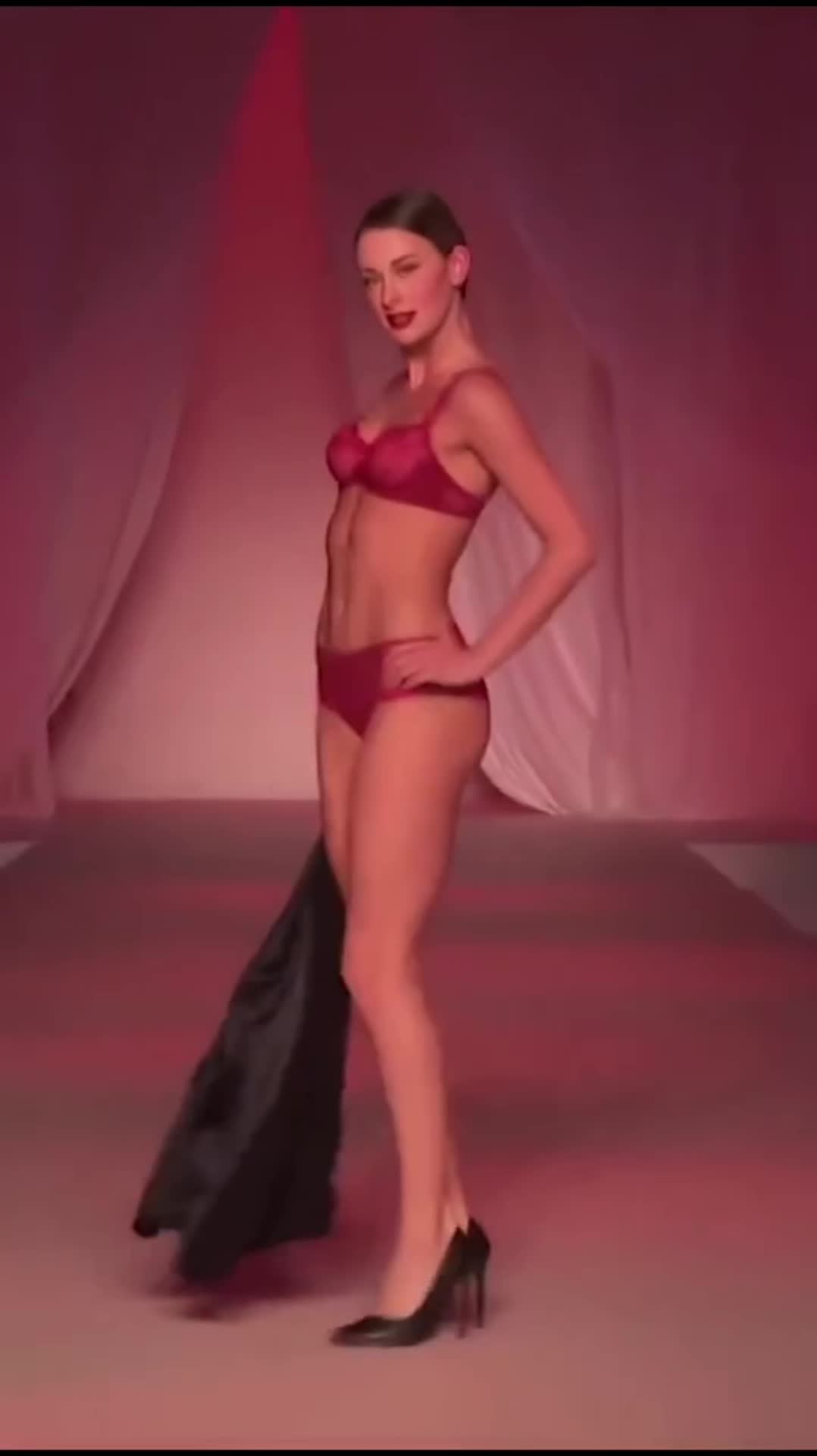 【真っ赤なセクシーランジェリー下着姿のランウェイモデル美女が超かっこいい！】84#model #show #模特 #t台走秀 
