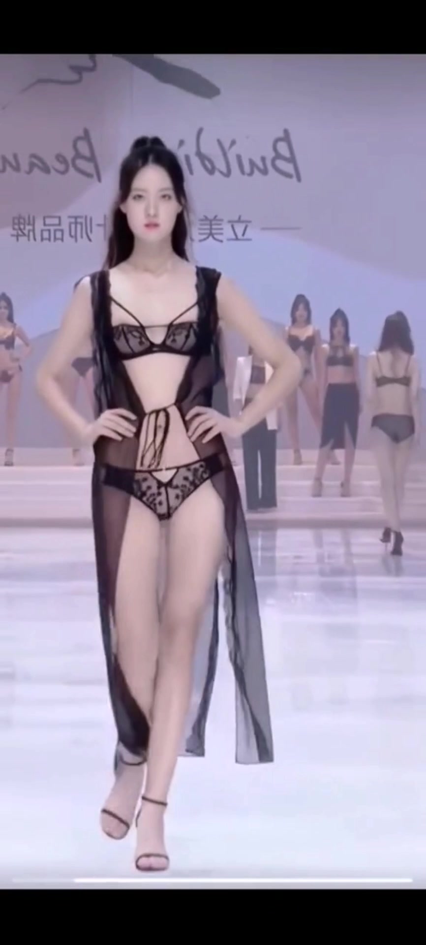 【セクシーランジェリー下着姿でランウェイウォーキングのちっぱい美脚な中国美女】#chinese #chinesewomen #beauty #model #swimsuit 