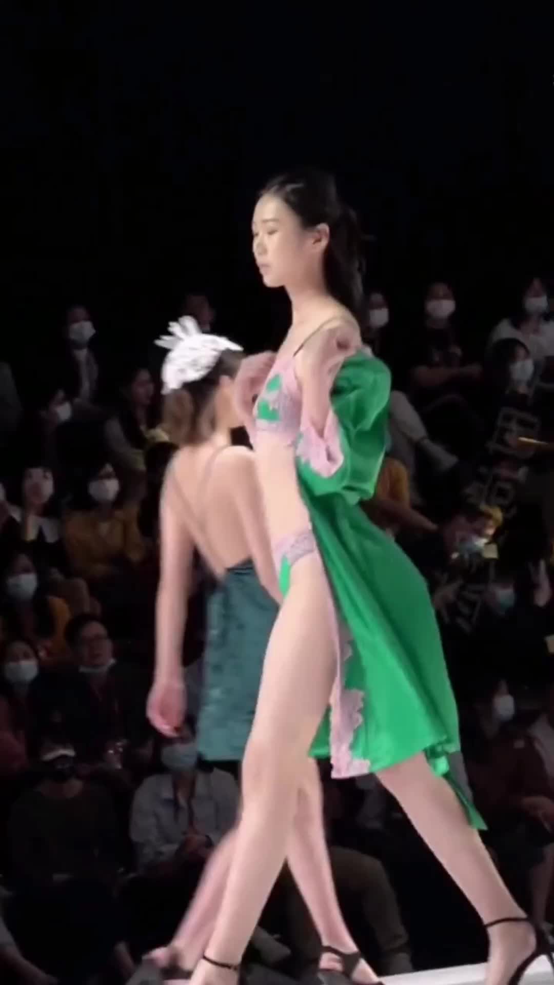【可愛いランジェリー下着姿で歩くランウェイモデル中国美女！】#chinese #chinesewomen #beauty #lingerieshow #model 
