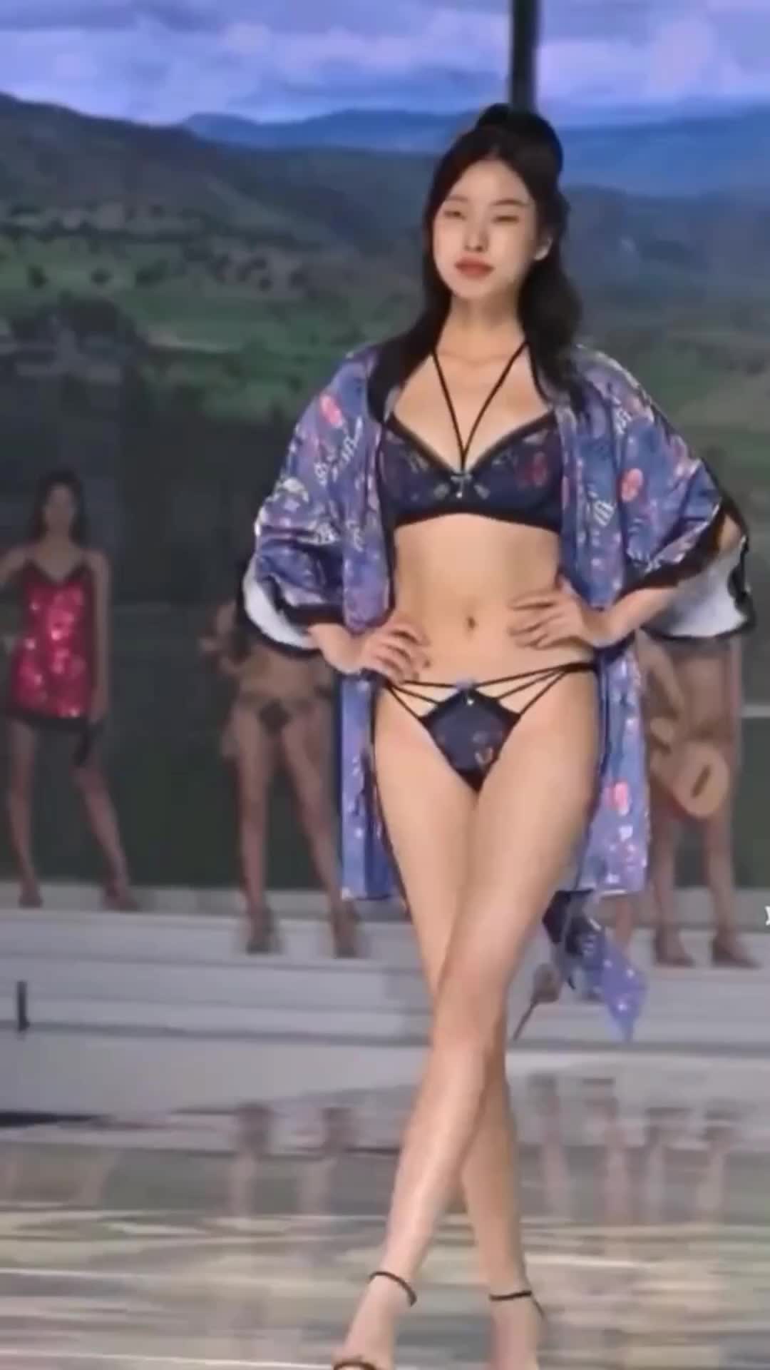 【セクシーなビキニ姿のランウェイモデル！やっぱスタイルいいね！】#lingerieshow ##model #chinese 