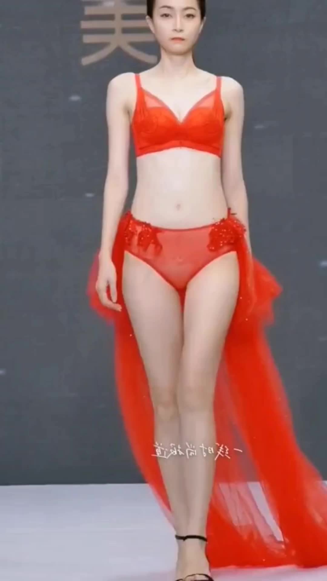 【真っ赤なランジェリー下着のランウェイモデル中国美女！スタイル抜群！】#lingerieshow #model #chinese 