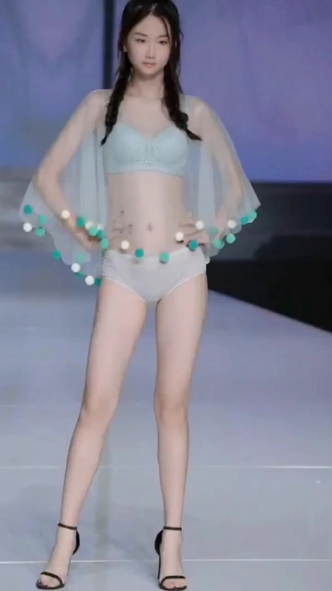 【アジア系美少女がセクシーランジェリー下着姿でランウェイウォーク！！】#model #beauty #underwear #chinese 