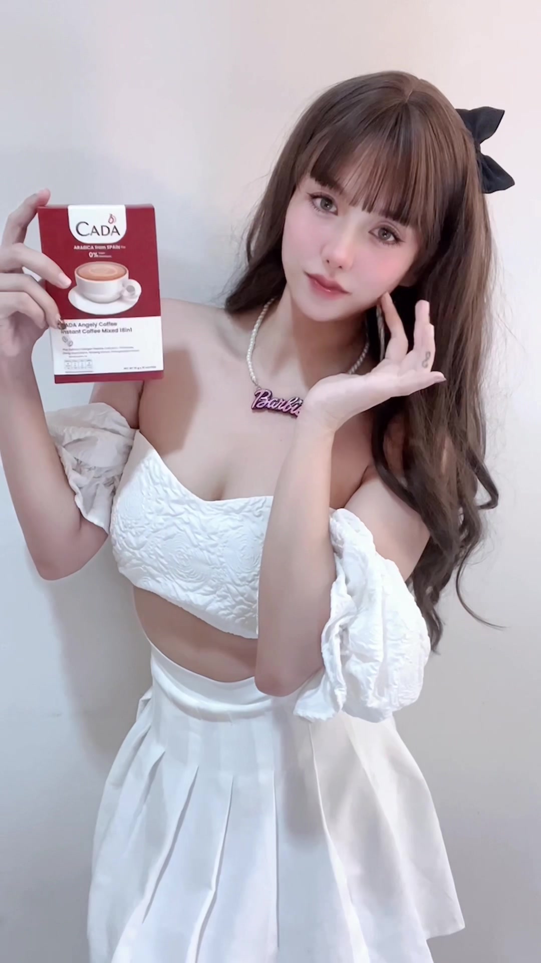 【肩出しS級美女】เป็นคนติดกาแฟ☕️แต่ก็อยากผิวสวย ก็จัดCada Coffee 18in1 กล่องเดียวให้มันจบๆในหนึ่งเดียวไปเลยจ๊ะแม่ กาแฟ Arabica แท้100%กลิ่นหอมกรุ่นจากสเปน🇪🇸 ผสานส่วนผสมไม่ว่าจะเป็น คอลลาเจนจากแซลมอน , ตังกุย , รากโสม และอื่นๆ แถมน้ำตาล0%ไขมัน% ไม่ต้องกังวลว่าจะอ้วน ดื่มแล้วสดชื่น ช่วยเรื่องผิวใส นุ่มลื่น ไขข้อ กระดูกให้แข็งแรง คอกาแฟ สายดูแลสุขภาพ ห้ามพลาด นี่ชงทีไรเพื่อนแย่งตลอด 😂 ☕️สนใจสั่งซื้อ☕️ 💚Line : @cadathailand 💙FB : CADA Thailand ❤️IG : cadathailand ##cadathailand##cadacoffee18in1#cadacoffee 