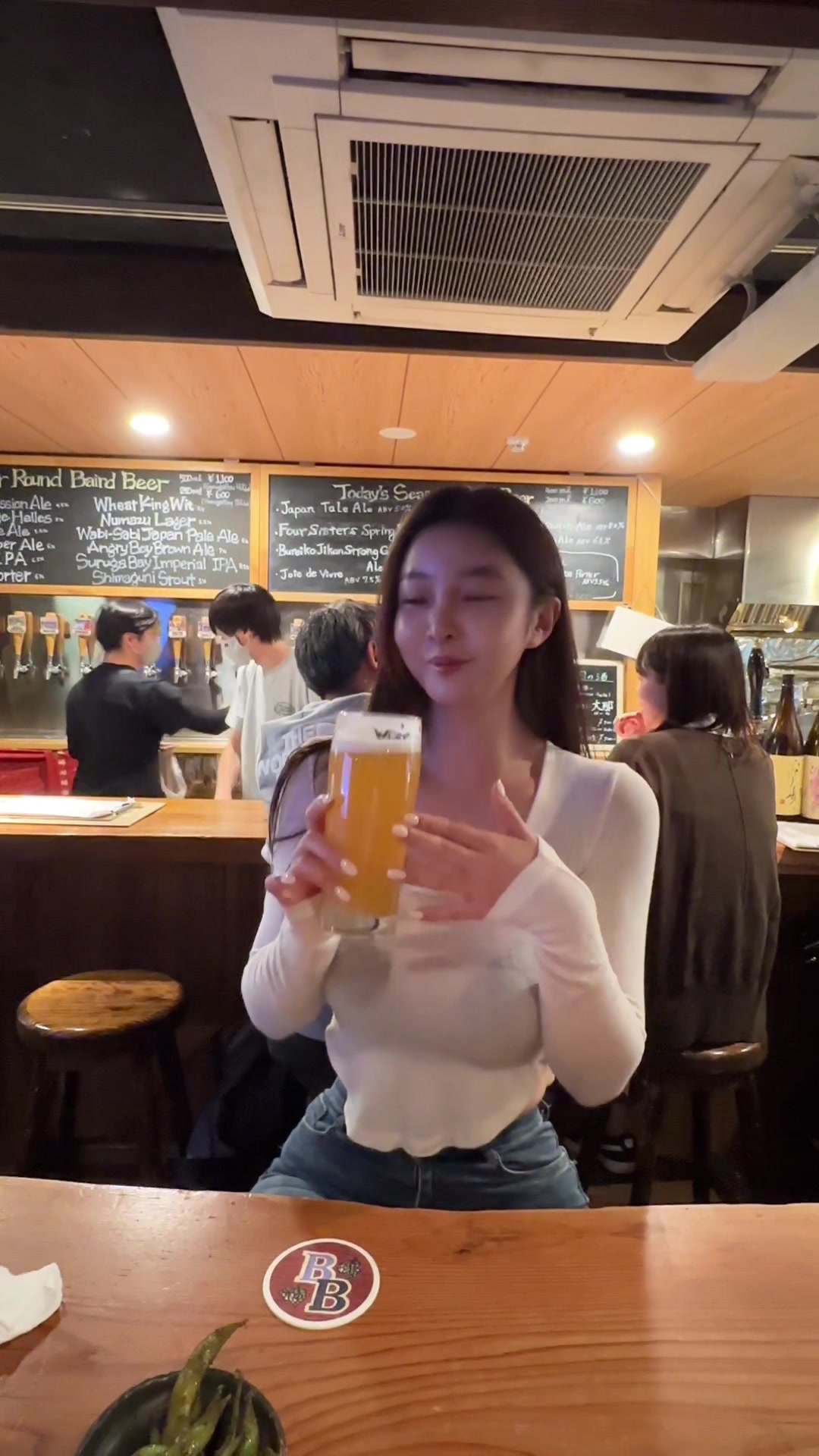 【ビールを飲んでいるブラが透けてる巨乳美女】생맥 땡겨.. 酒鬼 - 旅行一定要喝酒呀 #맥주 #travel #도쿄 #수리수리마수리 