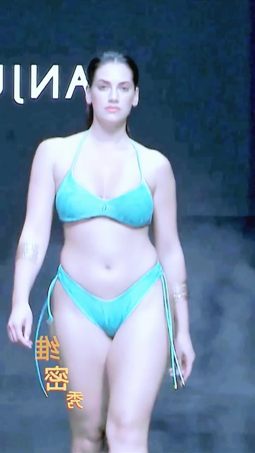 【ビキニで歩くランウェイモデル美女たちのボディラインが超セクシー】Bikini swimwear show