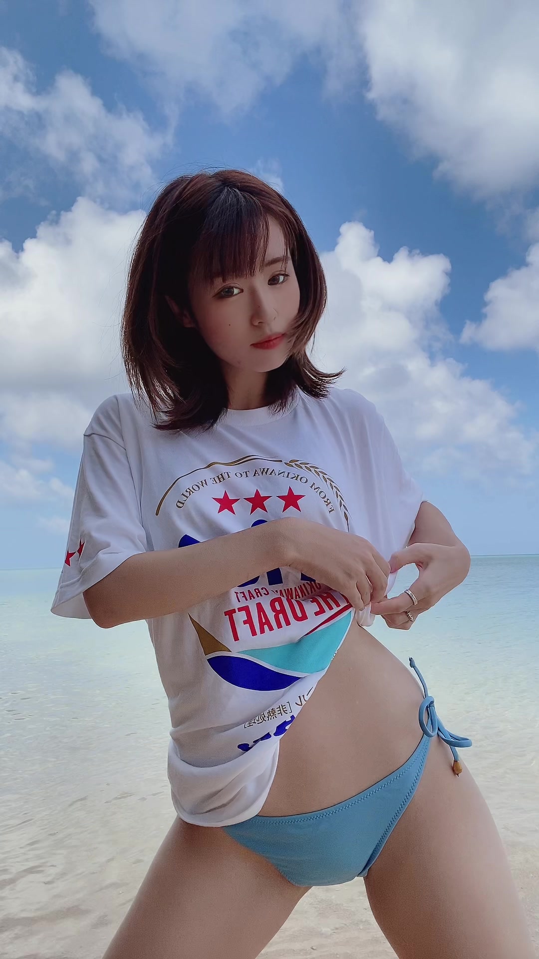 【大きめTシャツを着た激カワ美女】【けったん】オススメの温水ナイトプールありますか🥹？ティックトック撮りに行きたい #水着 #ビキニtok #沖縄 