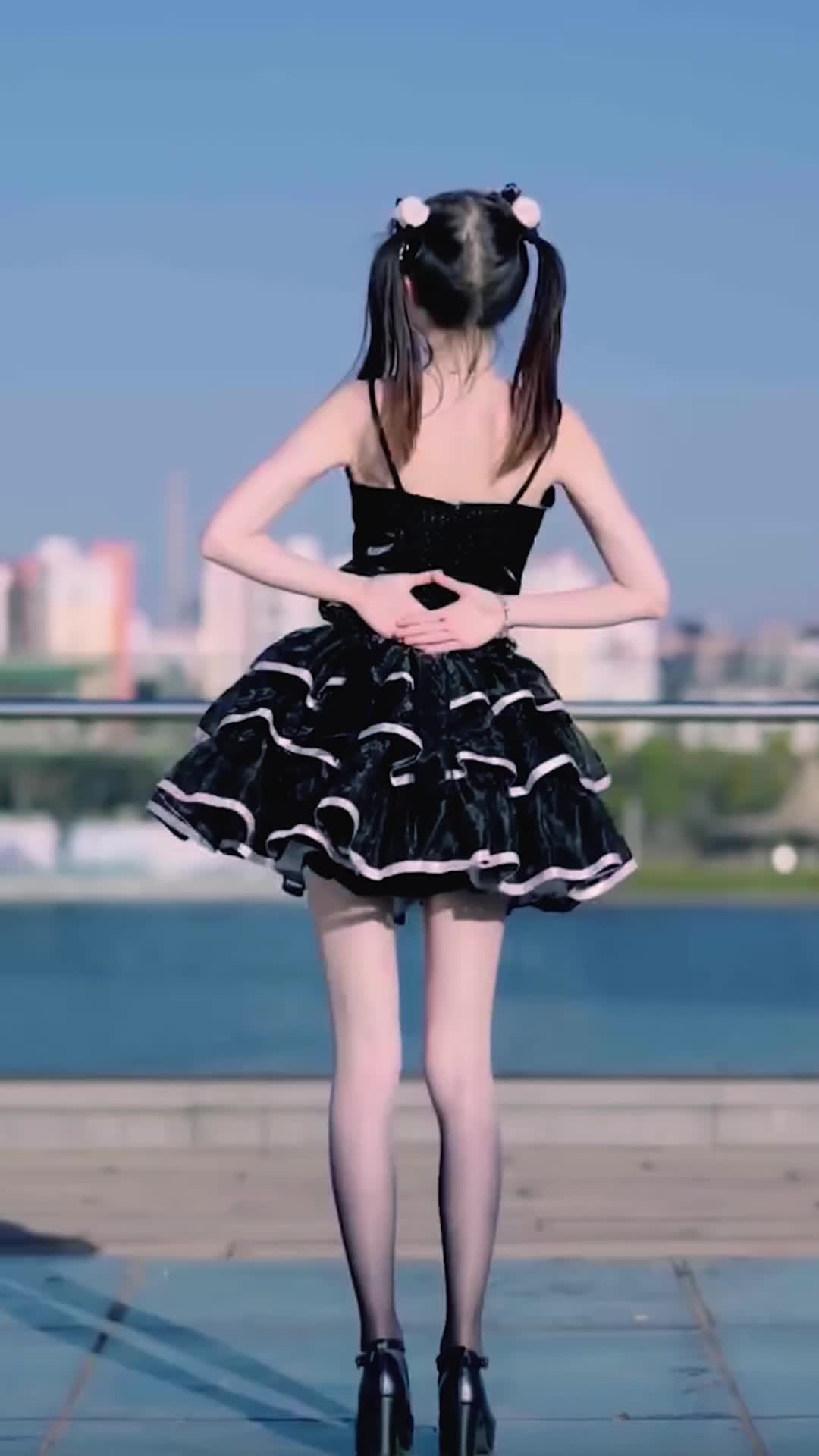 【スレンダー美脚な童顔美少女のノリノリダンス！】かわいい中国の女の子#