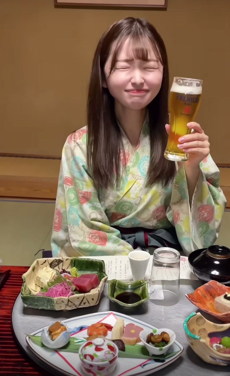 【浴衣姿でビールを飲む童顔美少女】#艶っぽい女の子 #アジアンビューティー #美女図鑑 #彼女にしたい #とにかく綺麗 #台湾 #韓国 #めちゃくちゃ可愛いでしょ #着物美女 #童顔女子 