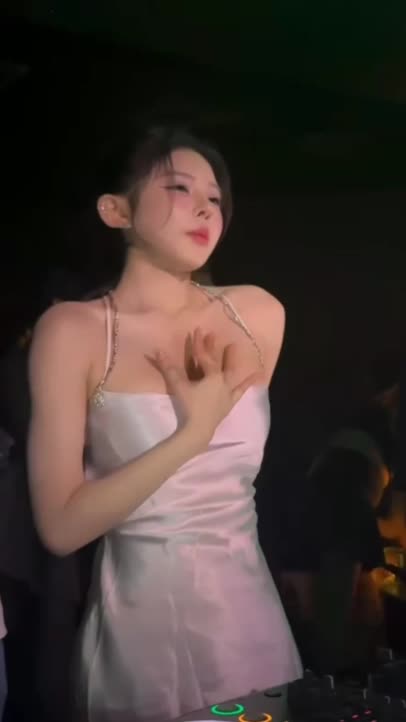 【純白ドレスで踊るセクシー美女】#섹시 #패션 