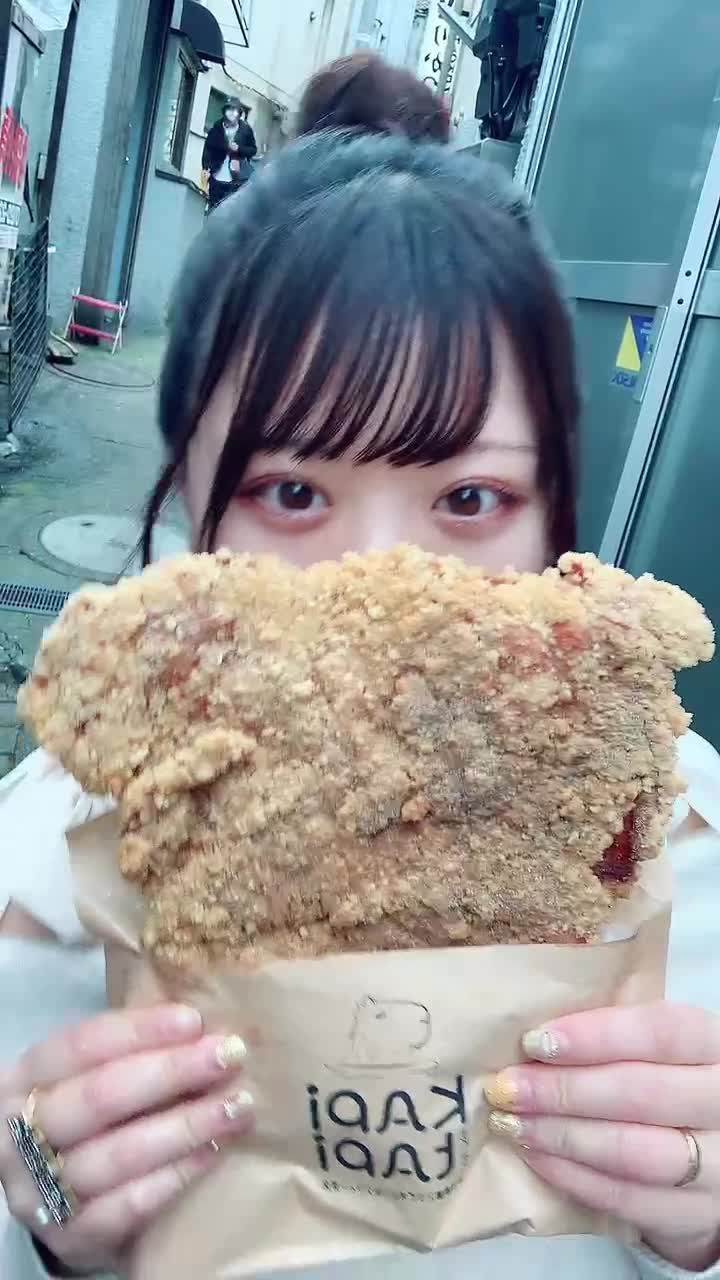 【お団子頭の激カワ美少女】【くるみん】JKが巨大チーパイ1人1個食べてた。若いっていいなあ。#tiktokグルメマップ #無加工ダンス #BBAだから2人でも完食できなかった