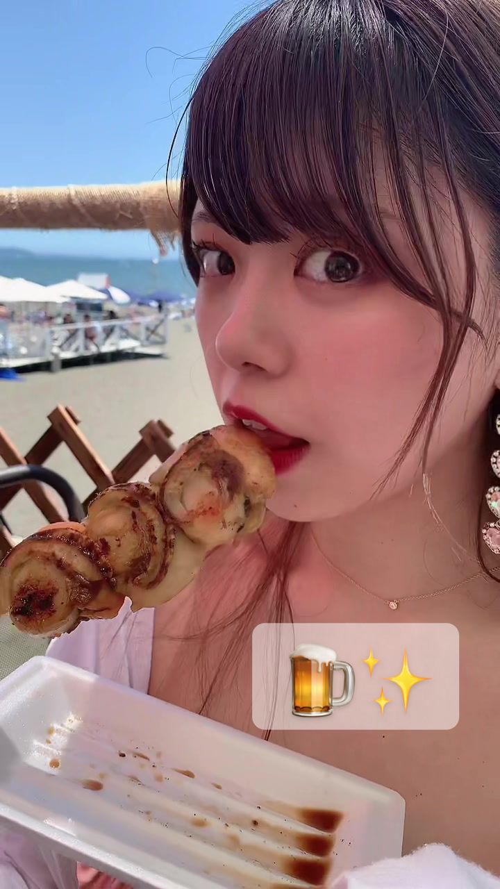 【美味しそうに食べる激カワ美谷間美女】【くるみん】友達のアフレコが面白い🤣#酒飲み女子 #海で飲む酒別格 #下書きにあった