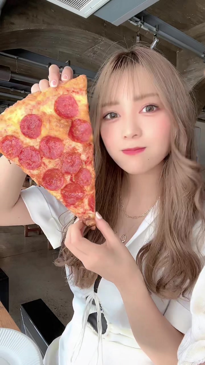 【S級美女が大きなピザをパクリ！】【airi】顔より大きいピザ🍕👀 #カフェ #大阪グルメ