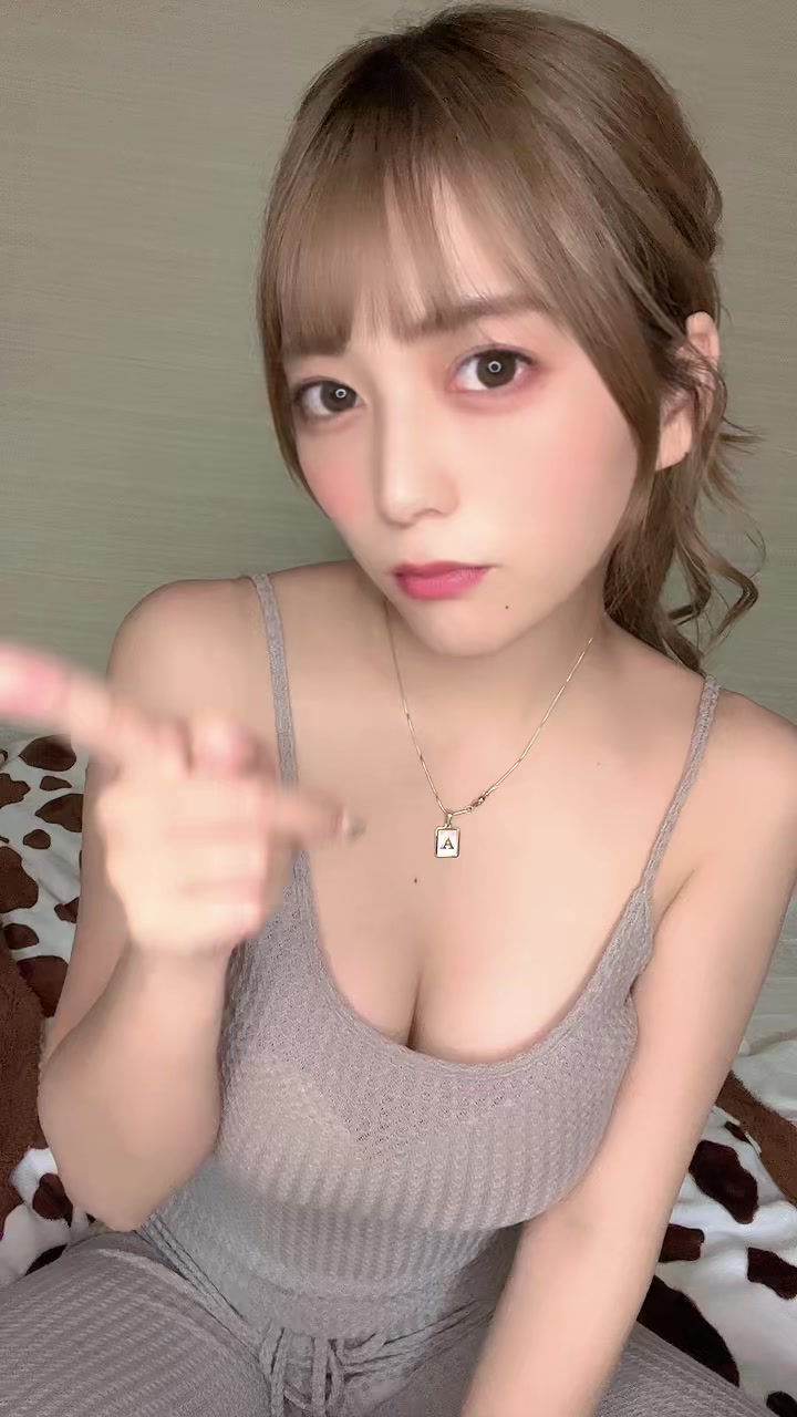 【綺麗な谷間の巨乳美女】【airi】今度東京行くとき4、5泊になりそうなんだけどぉぉぉぉぉ！人生で3泊以上したことない🫠 #ベルメイク 