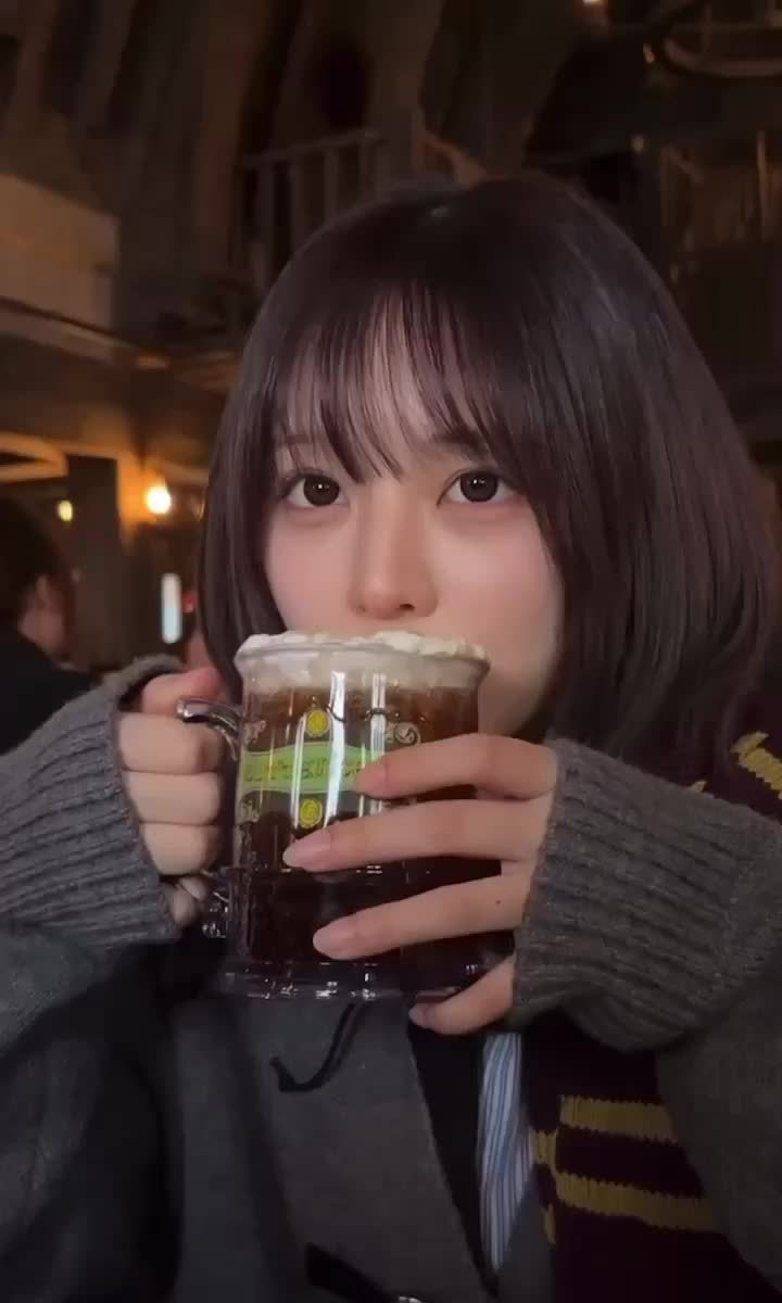 【ビールを飲んでいるお目目くりくり激カワ美少女！】